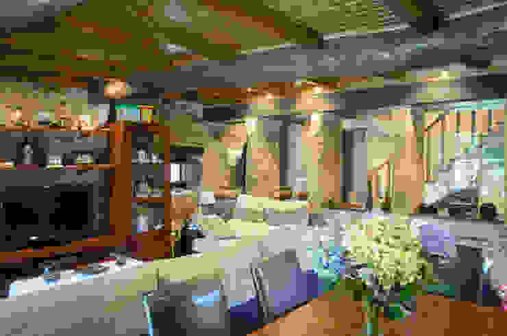 Wohnzimmer im Landhausstil von Intra Arquitectos Landhaus