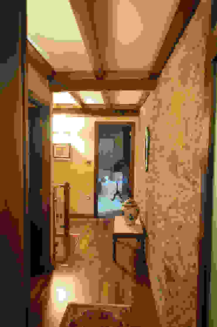 Flur, Diele & Treppenhaus im Landhausstil von Intra Arquitectos Landhaus