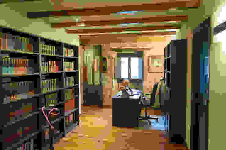 Arbeitszimmer im Landhausstil von Intra Arquitectos Landhaus