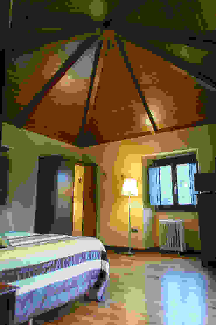 Schlafzimmer im Landhausstil von Intra Arquitectos Landhaus