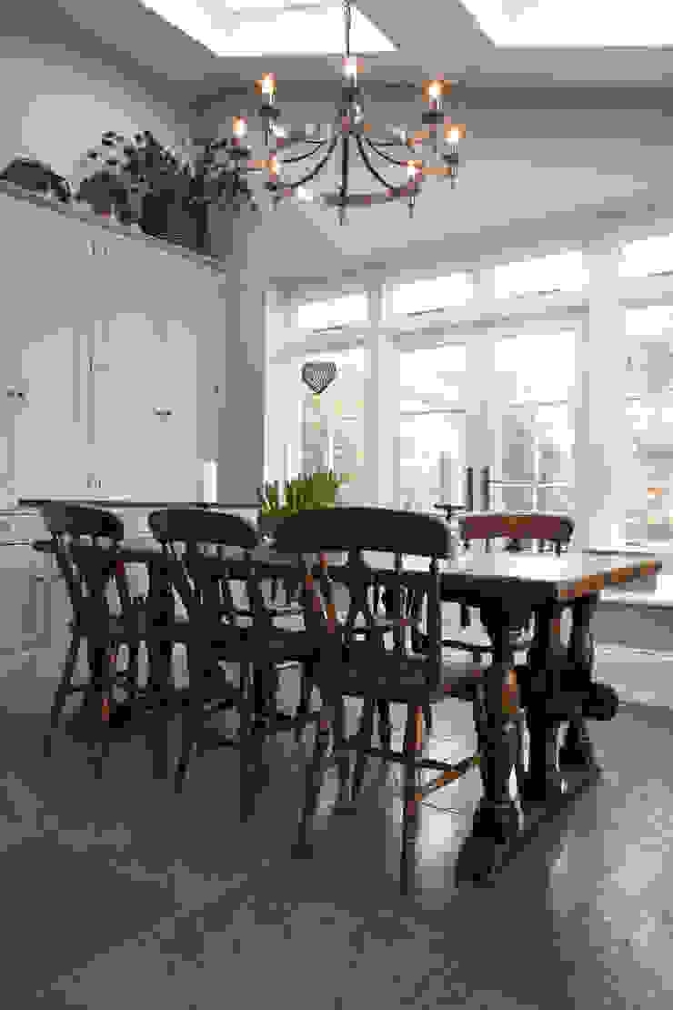 Berkeley Limestone in a seasoned finish from Artisans of Devizes. Artisans of Devizes Classic style walls & floors Limestone Black