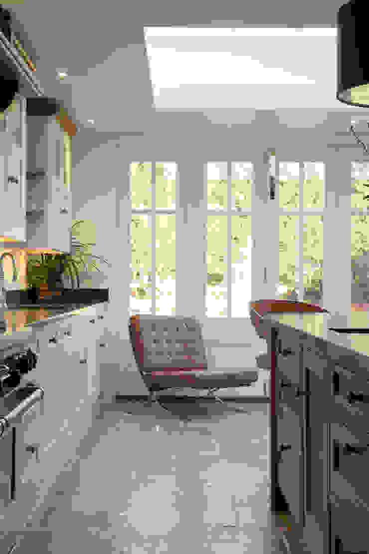 Byron Limestone Artisan Worn Finish from Artisans of Devizes. Artisans of Devizes Modern walls & floors Limestone Beige