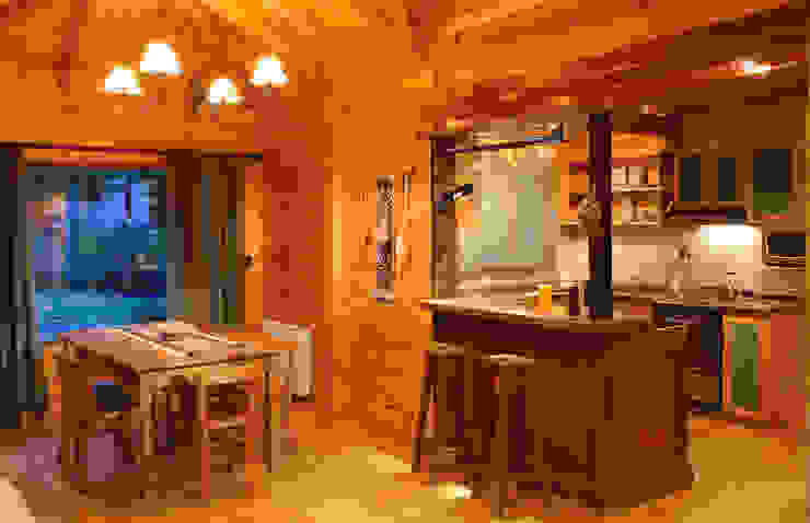 Casa Amancay Ι San Martín de los Andes, Neuquén. Argentina., Patagonia Log Homes - Arquitectos - Neuquén Patagonia Log Homes - Arquitectos - Neuquén Country style dining room Wood Brown