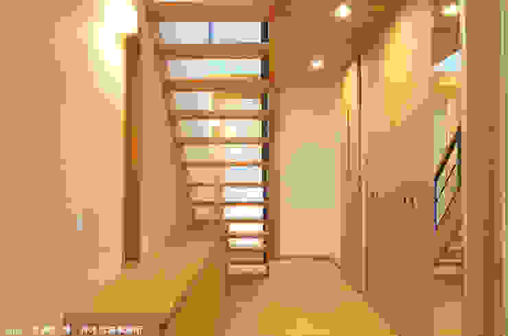 aette, 竹内建築デザインスタジオ 竹内建築デザインスタジオ Eclectic style corridor, hallway & stairs