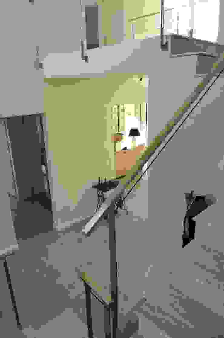 Parrado Arquitectura Modern Corridor, Hallway and Staircase