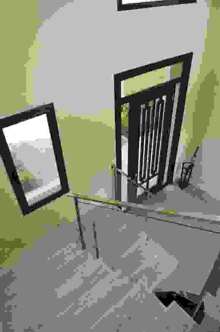 Parrado Arquitectura Modern Corridor, Hallway and Staircase