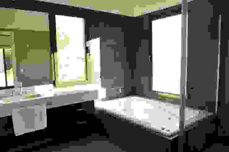 Parrado Arquitectura Modern style bathrooms