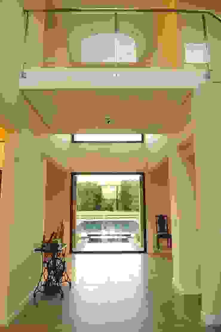 Parrado Arquitectura Modern Corridor, Hallway and Staircase