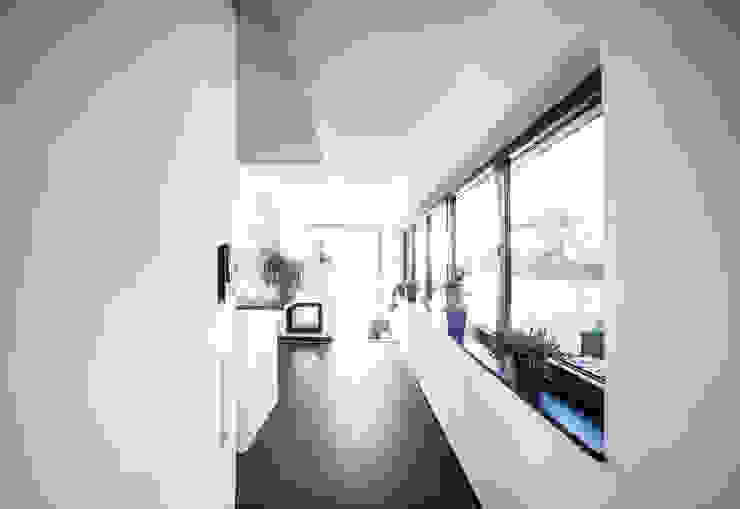 21-arch GmbH Minimalist corridor, hallway & stairs