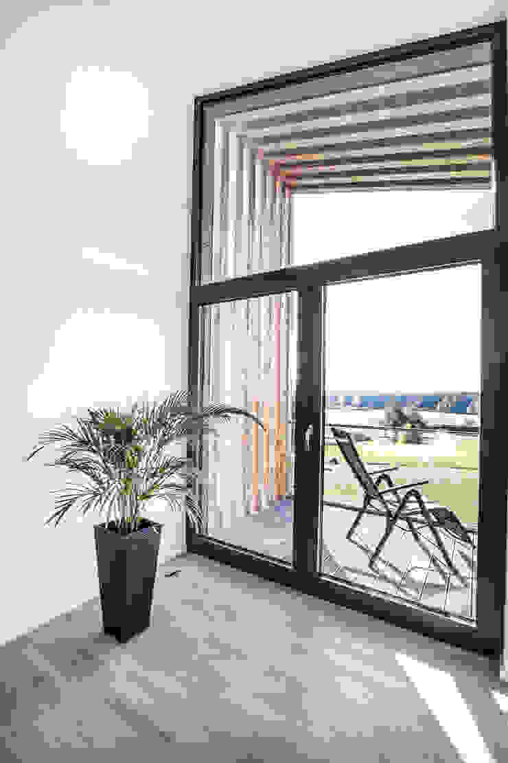 21-arch GmbH Minimalist balcony, veranda & terrace