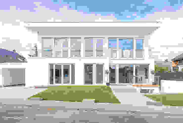Bauhaus-Villa westlich von Köln , Immotionelles Immotionelles Casas modernas: Ideas, diseños y decoración