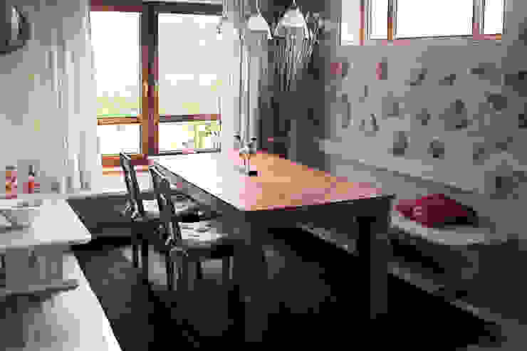 Rustic style dining room by DF Interior Rustic