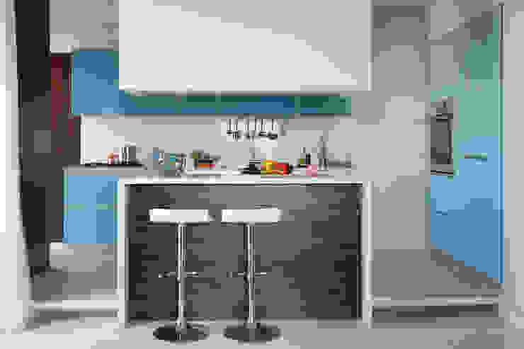 La casa ideale per un single, giovane e colorata, PDV studio di progettazione PDV studio di progettazione Ausgefallene Küchen Arbeitsplatten