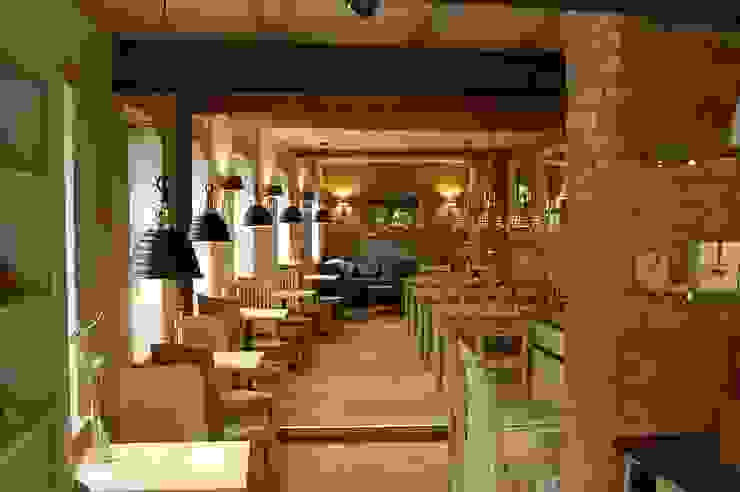Blick ins Café Dr. Schmitz-Riol Planungsgesellschaft mbH Rustikale Gastronomie
