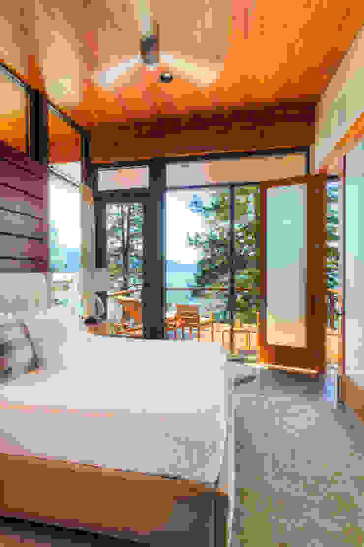 Coeur D'Alene Residence Uptic Studios Modern style bedroom