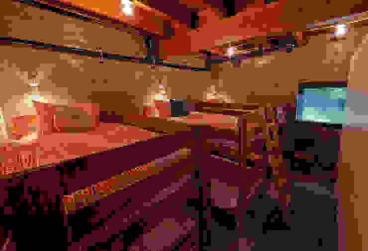 Coeur D'Alene Residence Uptic Studios Modern style bedroom