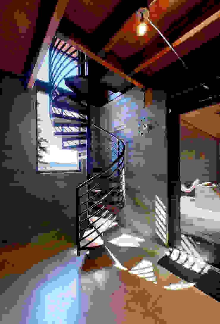 Coeur D'Alene Residence Uptic Studios Modern corridor, hallway & stairs