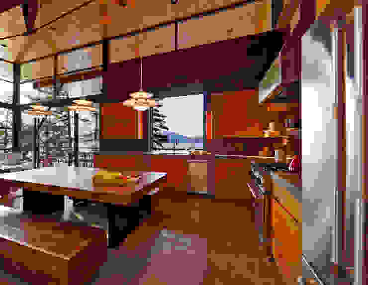 Coeur D'Alene Residence Uptic Studios Modern kitchen