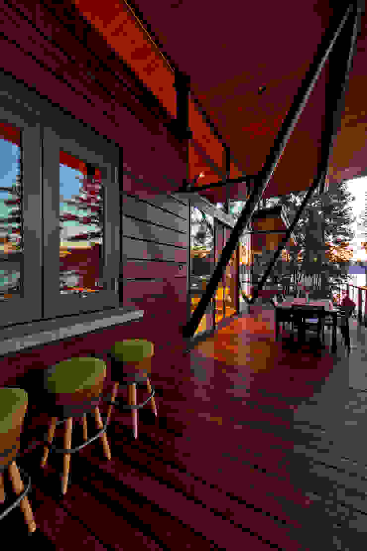 Coeur D'Alene Residence Uptic Studios Modern balcony, veranda & terrace