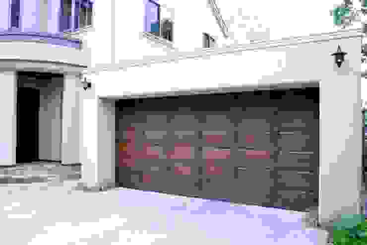 株式会社ワールドガレージドア Garage/Rimessa