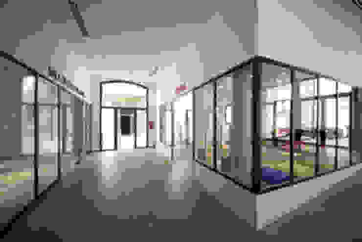 REHABILITACIÓN DE DOS DE DOS DE LAS NAVES “CASTELLANO” COMO CENTRO DE RECURSOS PARA JÓVENES Gomez-Ferrer arquitectos Glastür