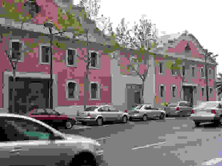 REHABILITACIÓN DE DOS DE DOS DE LAS NAVES “CASTELLANO” COMO CENTRO DE RECURSOS PARA JÓVENES Gomez-Ferrer arquitectos Moderne Häuser