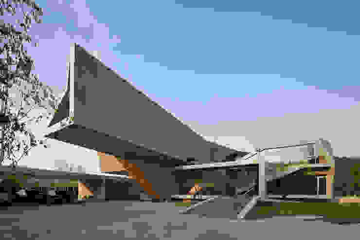 Guesthouse Rivendell KWAK, HEESOO [IDMM Architects] 모던스타일 주택 하늘,식물,그늘,복합재료,나무,정면,도시 디자인,도시,콘크리트,구름