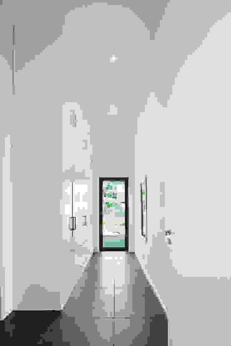 Wichmann Architekten Ingenieure GmbH Minimalist corridor, hallway & stairs