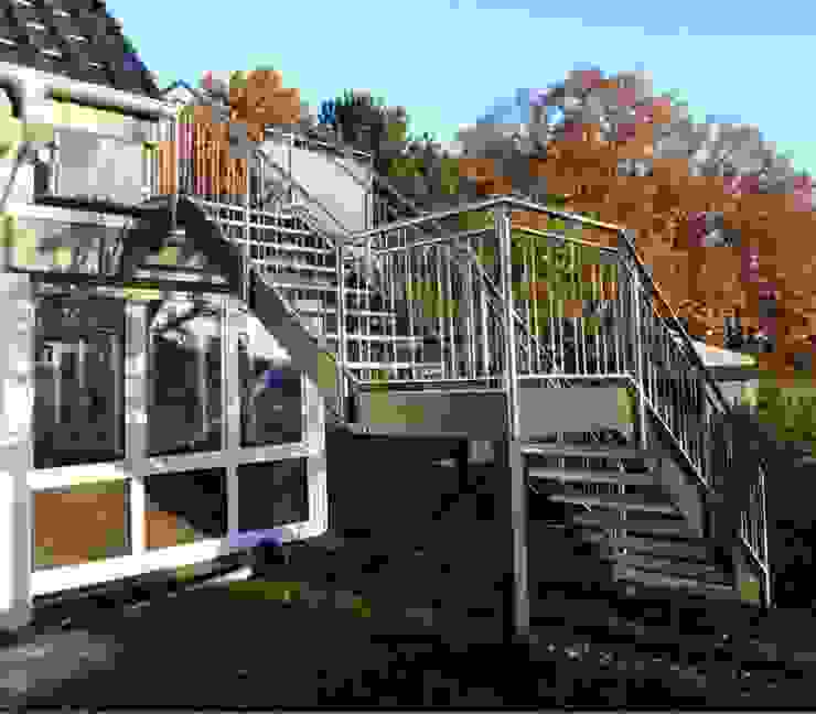 Podesttreppe: Geländer Edelstahl mit paarig angeordneten, aufrechten Stäben Metallbau Sandmeier Moderner Garten