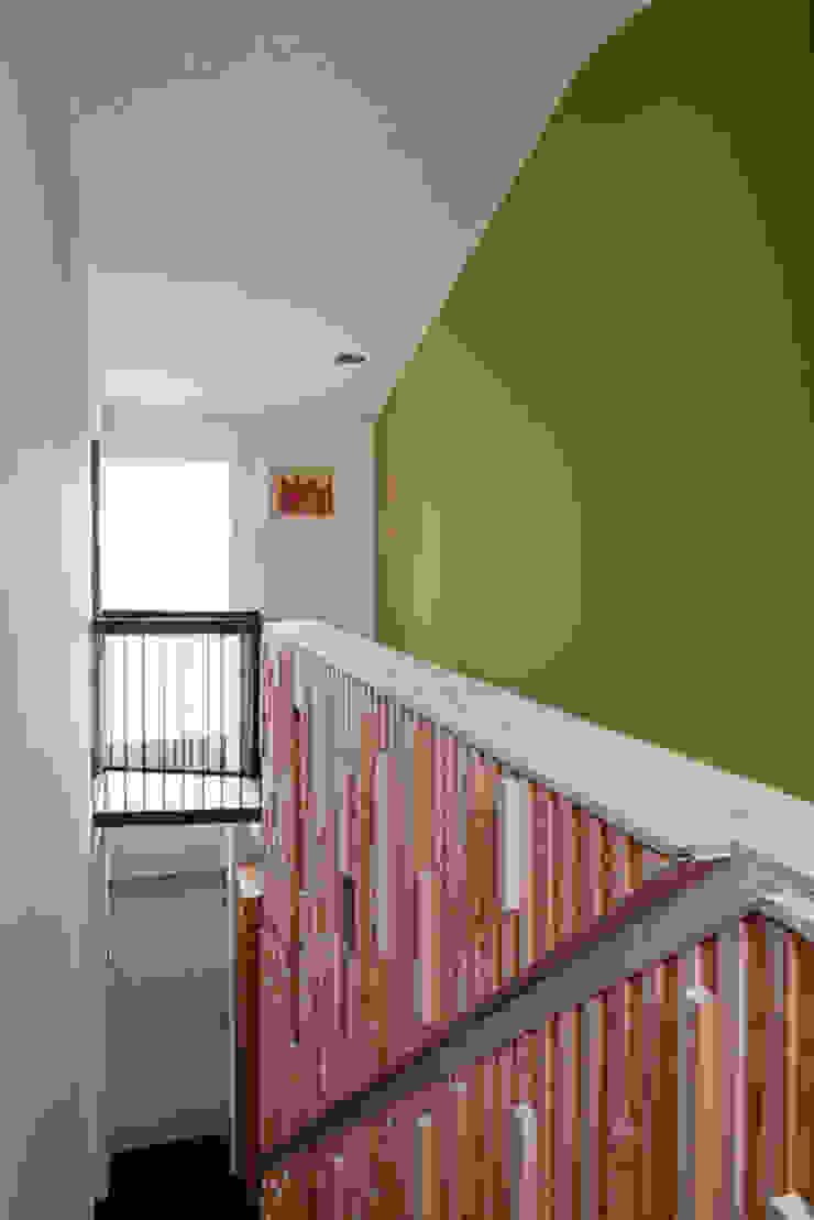 Un Y Berllan CRSH Architecture and Energy 現代風玄關、走廊與階梯