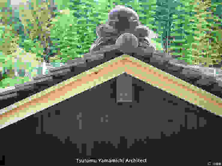 山道勉建築 Azjatycki garaż Drewno Czarny