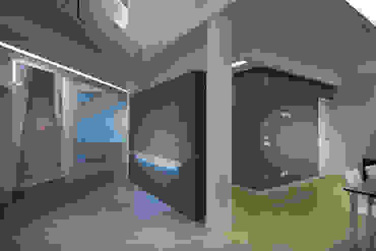 Mario Ferrara Modern corridor, hallway & stairs