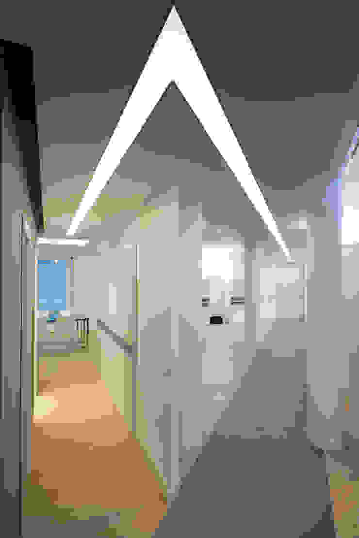 Mario Ferrara Modern corridor, hallway & stairs