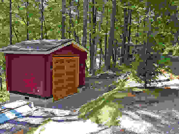 Bird House Lodge in Woods, Japan Cottage Style / コテージスタイル Country style garage/shed Wood Red