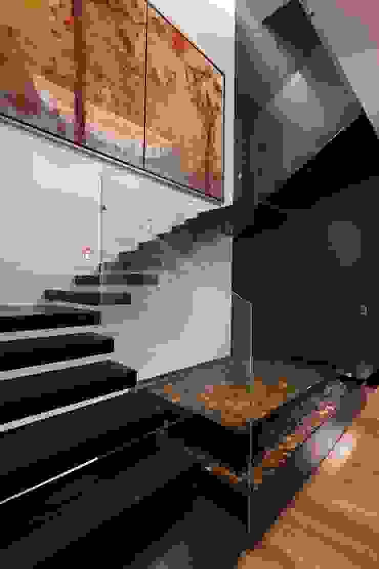 Casa CH, GLR Arquitectos GLR Arquitectos Modern corridor, hallway & stairs