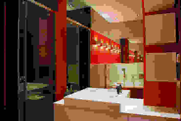 ŁAZIENKA W CZERWIENI, ARCHINSIDE STUDIO KATARZYNA PARZYMIES ARCHINSIDE STUDIO KATARZYNA PARZYMIES Moderne Badezimmer