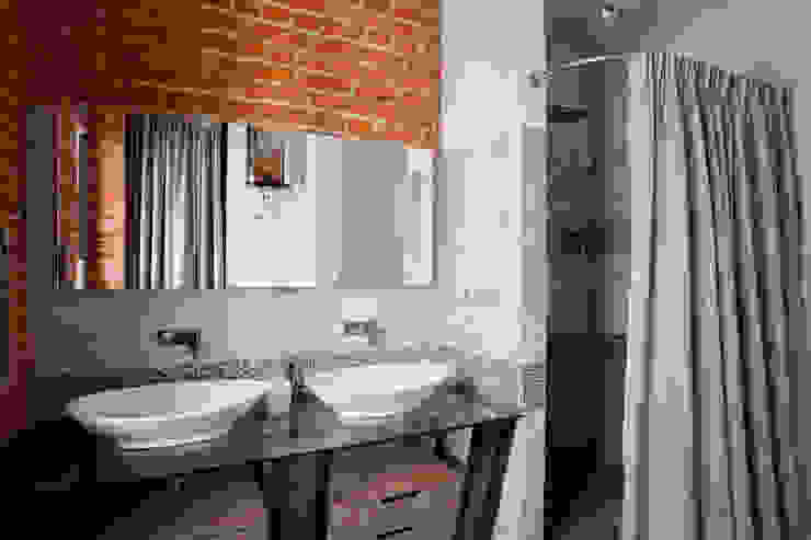Частная квартира, г. Москва, ул. Большой Кисловский переулок (м. Арбат/Боровицкая) Дизайн-студия интерьера 'ART-B.O.s' Ванная комнатаМебель для ванной