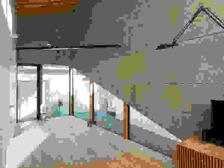 Moderne woonkamers van atelier CHOCOLATE Modern