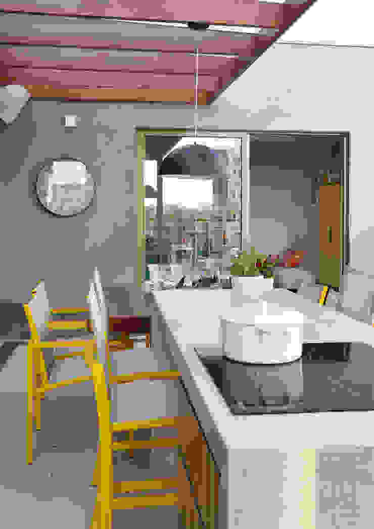 MANDRIL ARQUITETURA E INTERIORES Modern balcony, veranda & terrace