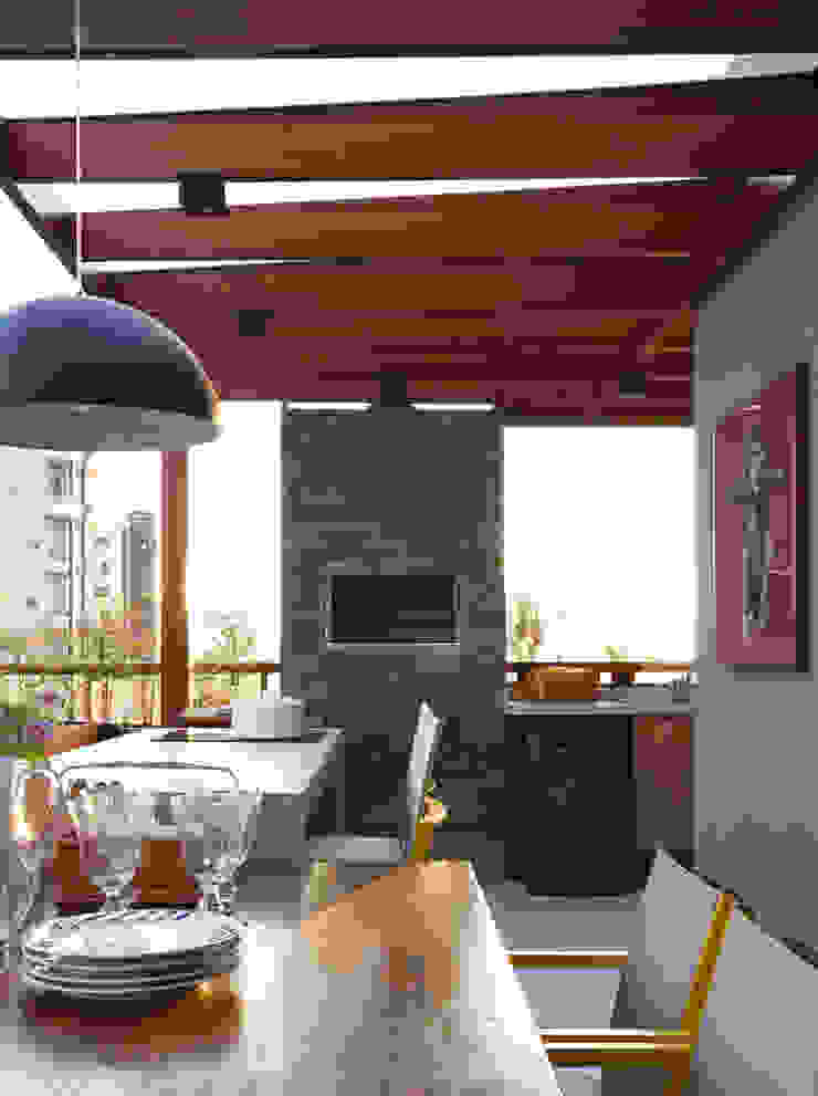 MANDRIL ARQUITETURA E INTERIORES Modern balcony, veranda & terrace