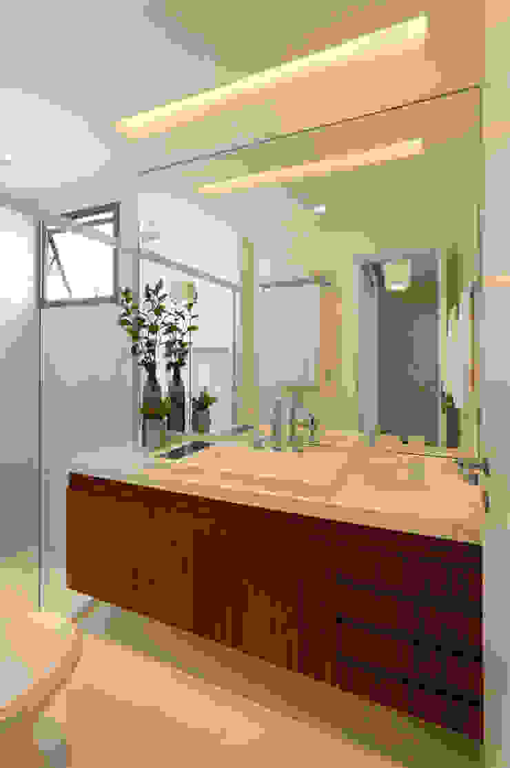 MANDRIL ARQUITETURA E INTERIORES Modern bathroom
