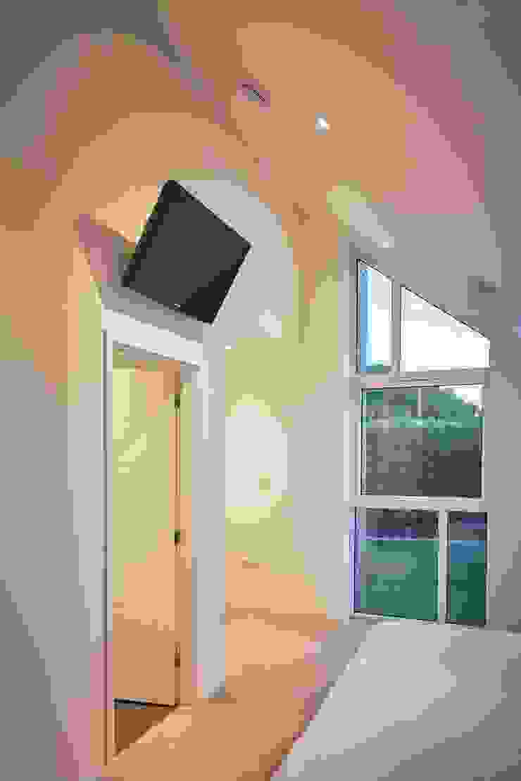 House in Chandlers Ford II Quartos modernos por LA Hally Architect Moderno