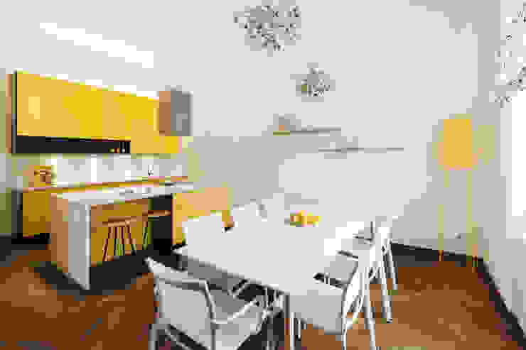 Wohnung Belvedere, Wien, Tischlerei Krumboeck Tischlerei Krumboeck Кухня в стиле модерн Дерево Желтый
