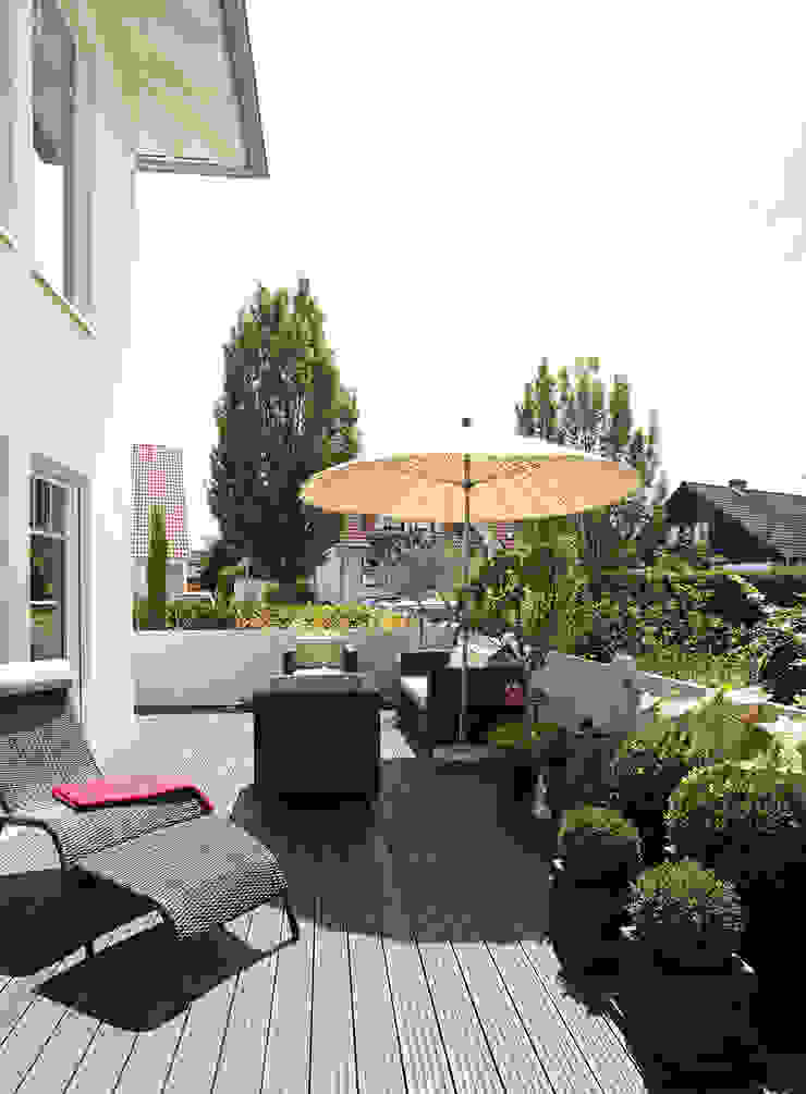 Frei geplantes Kundenhaus - Terrasse homify Moderner Balkon, Veranda & Terrasse Terrasse,Garten,Gartenmöbel,Sonnenschirm,fertighausbau,fertighäuser,holzbauweise
