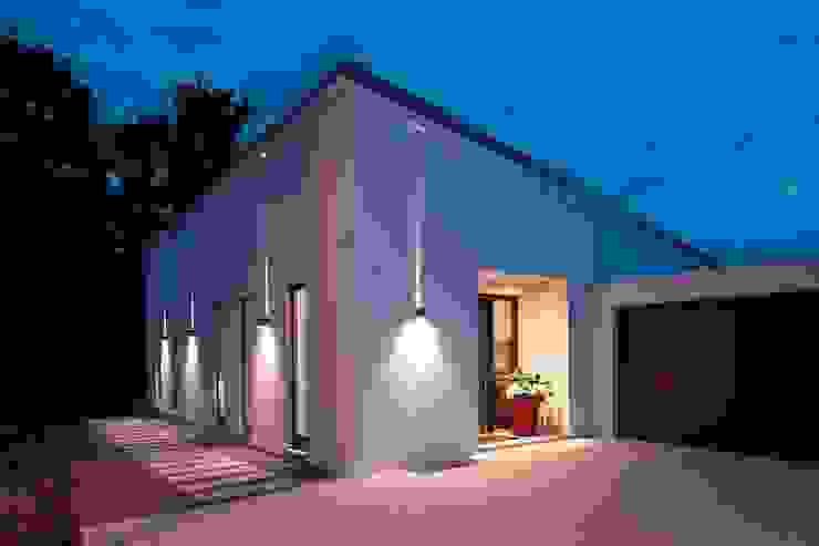 Frei geplantes Kundenhaus - Nachtansicht homify Fertighaus Einfamilienhaus,Fertighaus,Nachtansicht,Eingang,Beleuchtung,Fassade,fertighausbau,holzbauweise,fertighäuser