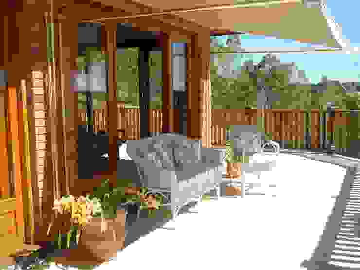 Liliana Zenaro Interiores Rustic style balcony, porch & terrace