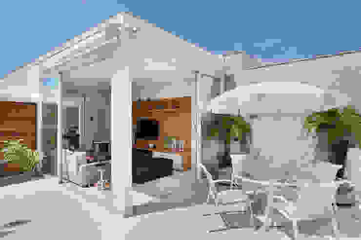 Cobertura Jardim Oceânico, Carolina Mendonça Projetos de Arquitetura e Interiores LTDA Carolina Mendonça Projetos de Arquitetura e Interiores LTDA Moderner Balkon, Veranda & Terrasse