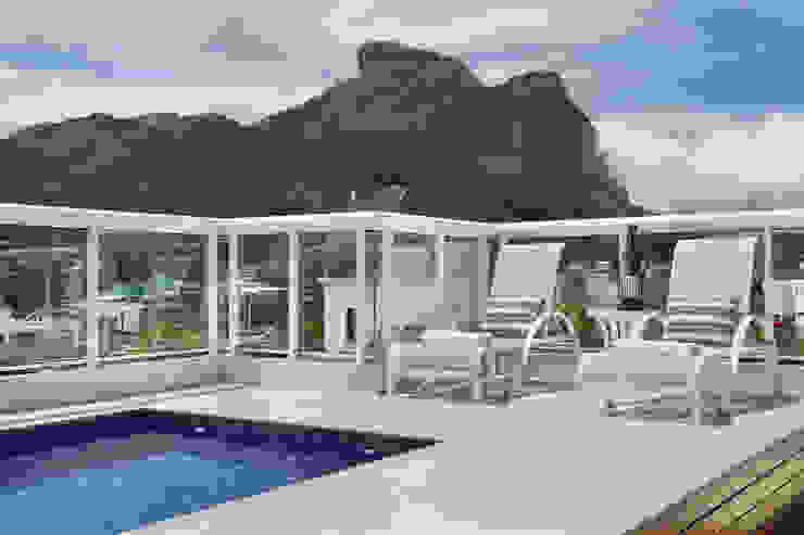 Cobertura Jardim Oceânico Carolina Mendonça Projetos de Arquitetura e Interiores LTDA Piscinas modernas