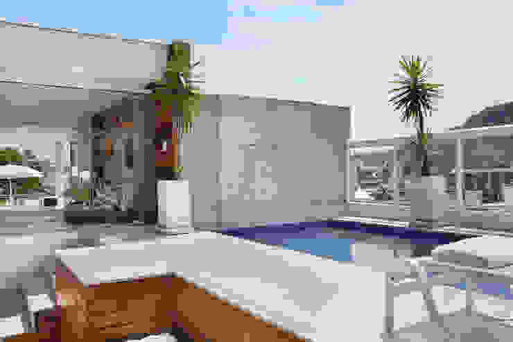Cobertura Jardim Oceânico Carolina Mendonça Projetos de Arquitetura e Interiores LTDA Piscinas modernas