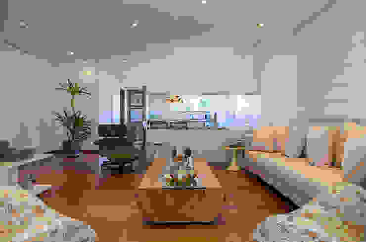 Helô Marques Associados Minimalist living room